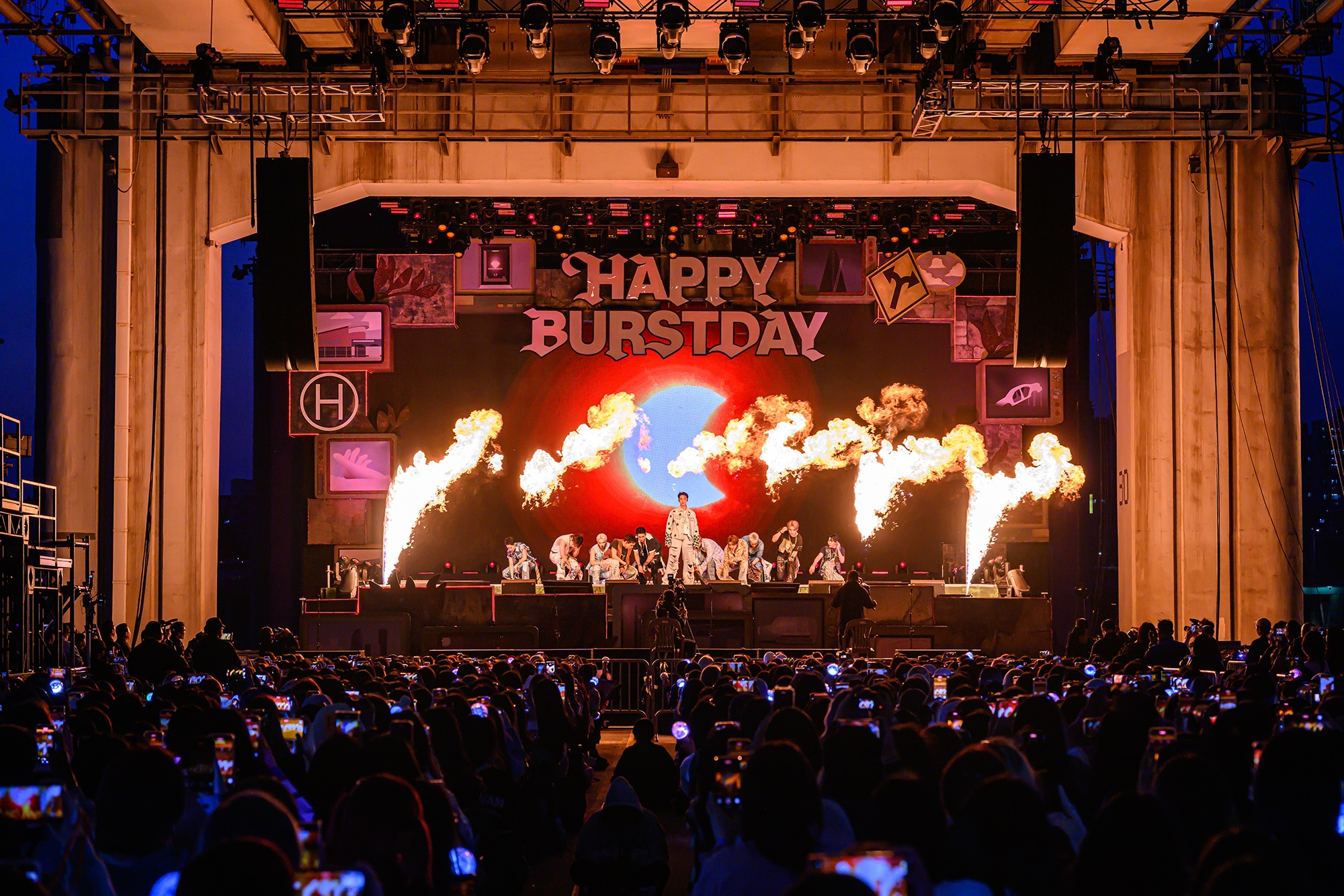 Boy band Seventeen holds its “B-Day Party: Burst Stage” event at the Jamsu Bridge over the Han River on May 25 to celebrate the band's 10th anniversary of debut. [PLEDIS ENTERTAINMENT]