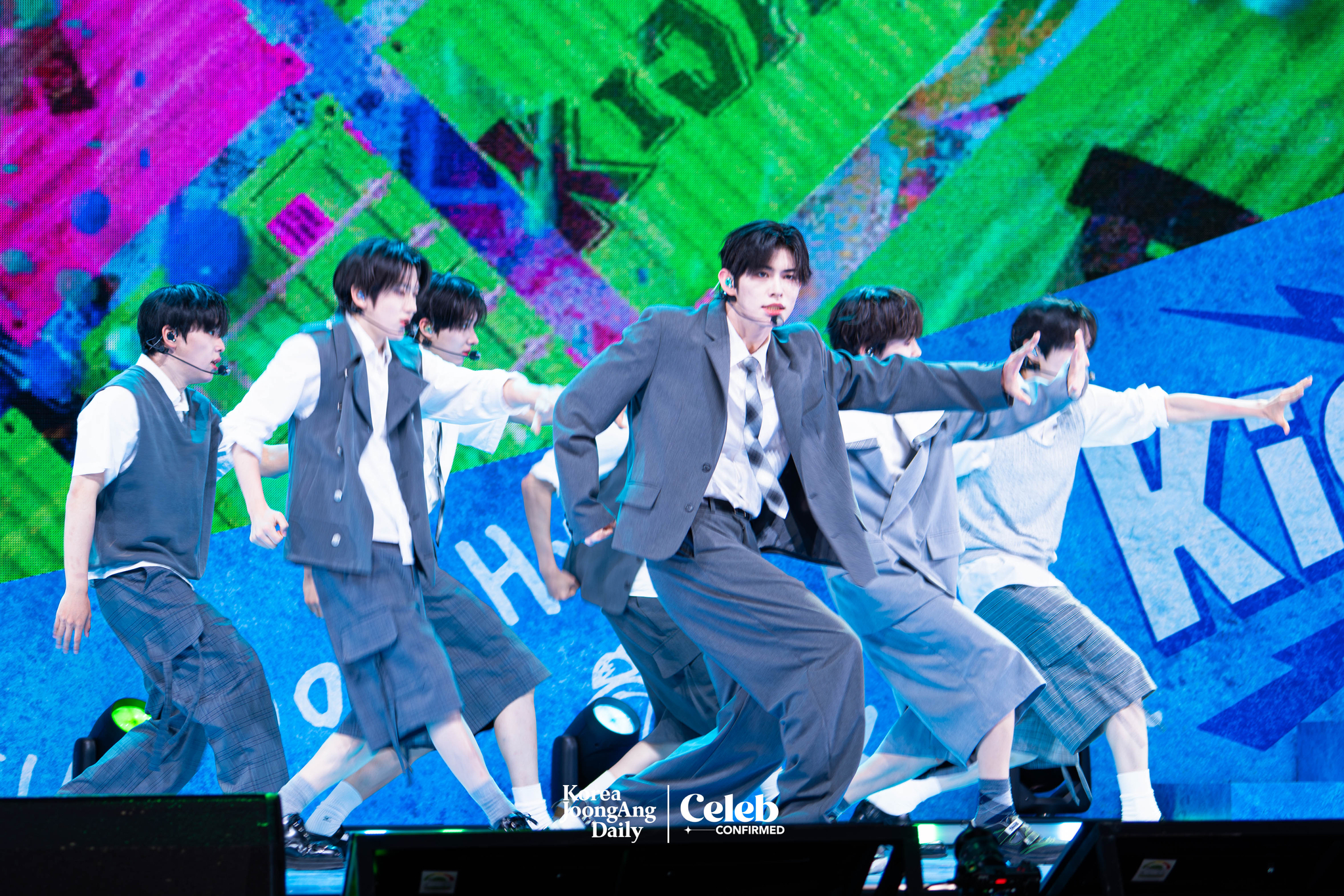 Boy band KickFlip performs lead track “Freeze” during a showcase for the release of its second EP, “Kick Out, Flip Now!” at Yes24 Live Hall in eastern Seoul on May 26. [DANIELA GONZALEZ PEREZ]