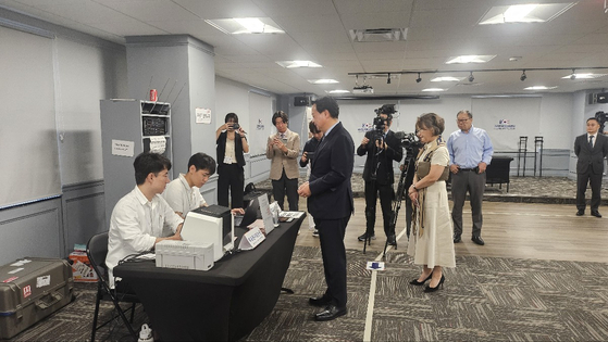Overseas Korean voters cast their ballots for Korea’s 21st presidential election at the Korean Community Center in Annandale, Virginia, on May 20. [JOONGANG ILBO]