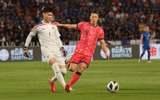 Korea's Cho Gue-sung, right, vies for the ball during the 2026 World Cup qualifier against Thailand at Rajamangala National Stadium in Thailand on March 26. [YONHAP] 