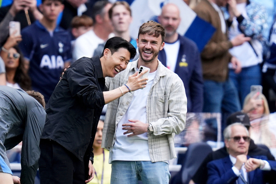 Tottenham Hotspur's Son Heung-min, left, and James Maddison, right, pitch side ahead of the English Premier League soccer match between Tottenham Hotspur and Brighton and Hove Albion at the Tottenham Hotspur Stadium, London on May 25. [AP/YONHAP]