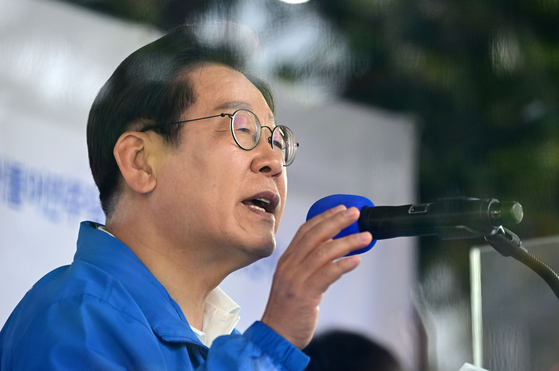 Democratic Party presidential candidate Lee Jae-myung speaks during a campaign rally in Dangjin, South Chungcheong on May 25. [JOONGANG ILBO]
