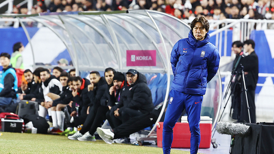 Korean national team manager Hong Myung-bo looks on during the 2026 World Cup qualifier against Jordan at Suwon World Cup Stadium in Suwon, Gyeonggi, on March 25. [JOONGANG ILBO] 