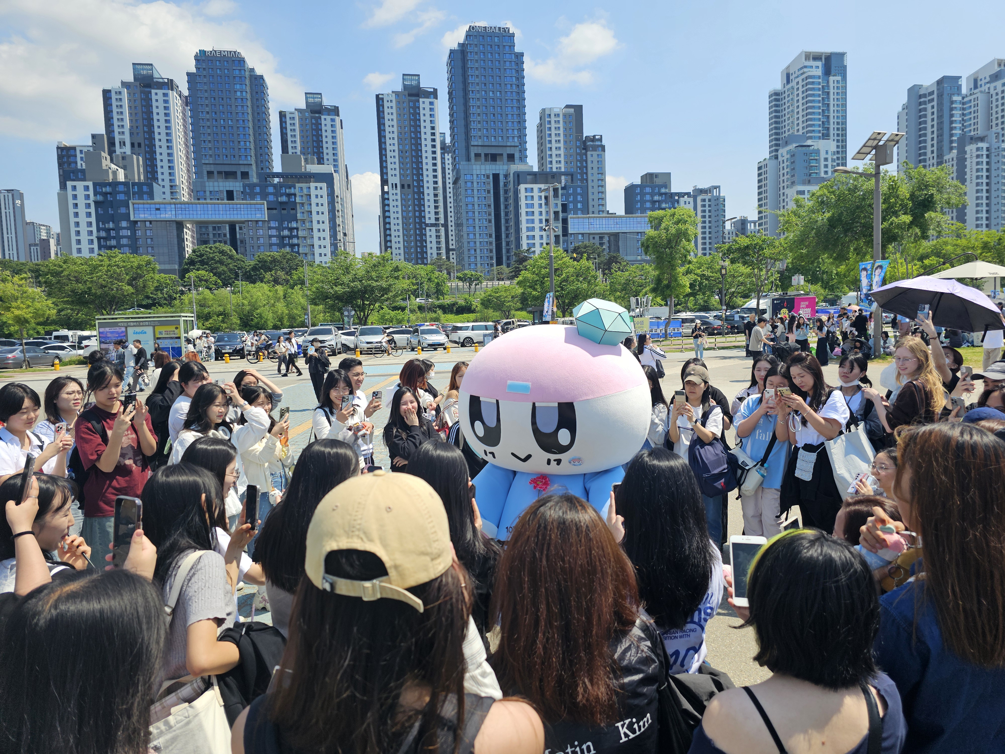 BongBong, a Carat mascot inspired by boy band Seventeen's official light stick Carat Bong, appears during the "B-Day Party" event held at Banpo Han River Park in southern Seoul, May 25, celebrating the group's 10th anniversary. [SHIN HA-NEE]