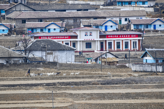 A view of Jagang Samgang Station, located in Samgang-ri, Manpo, Chagang Province, North Korea, revealed for the first time in South Korea in ″700-ri Along the Yalu River: North Korean Train Stations and People.” [KANG DONG-WAN]