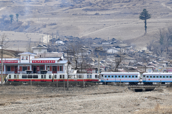 A view of Jagang Samgang Station, located in Samgang-ri, Manpo, Chagang Province, North Korea, revealed for the first time in South Korea in ″700-ri Along the Yalu River: North Korean Train Stations and People.” [KANG DONG-WAN]