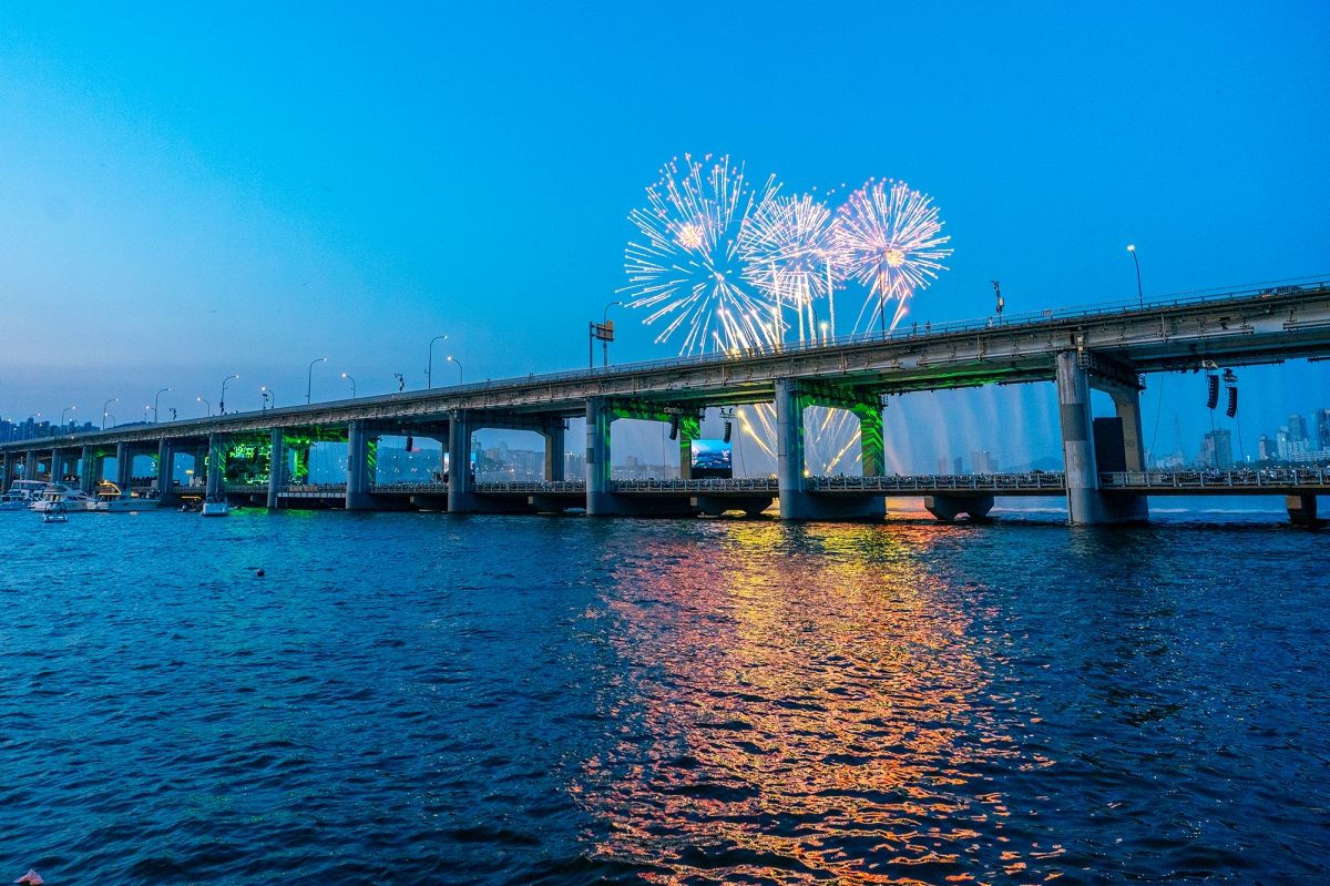 Boy band Seventeen holds its “B-Day Party: Burst Stage” event at the Jamsu Bridge over the Han River on May 25 to celebrate the band's 10th anniversary of debut. [PLEDIS ENTERTAINMENT]