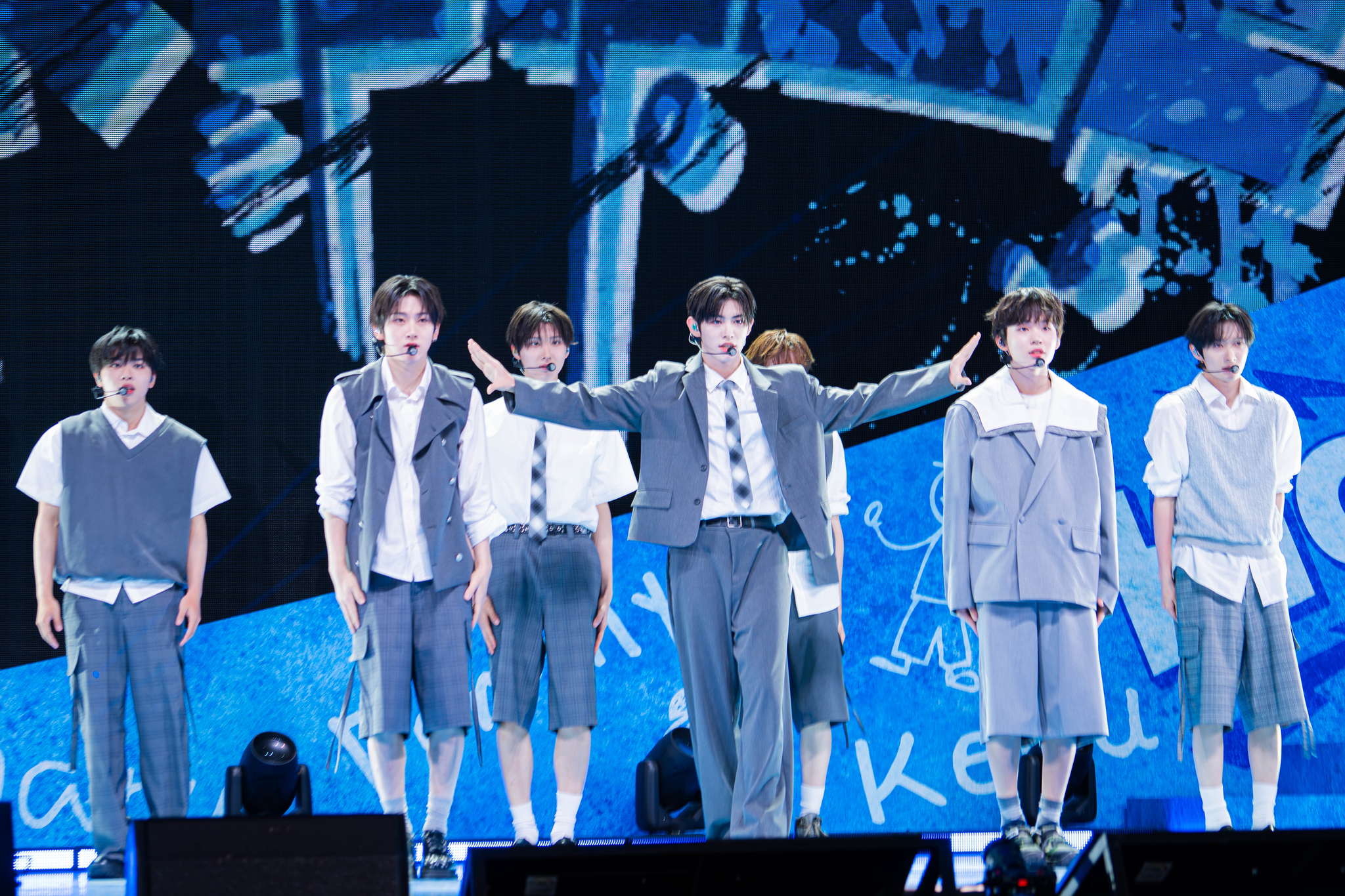 Boy band KickFlip performs lead track ″Freeze″ during a showcase held on May 26 at Yes24 Live Hall in eastern Seoul for the release of its second EP “Kick Out, Flip Now!” [DANIELA GONZALEZ PEREZ]