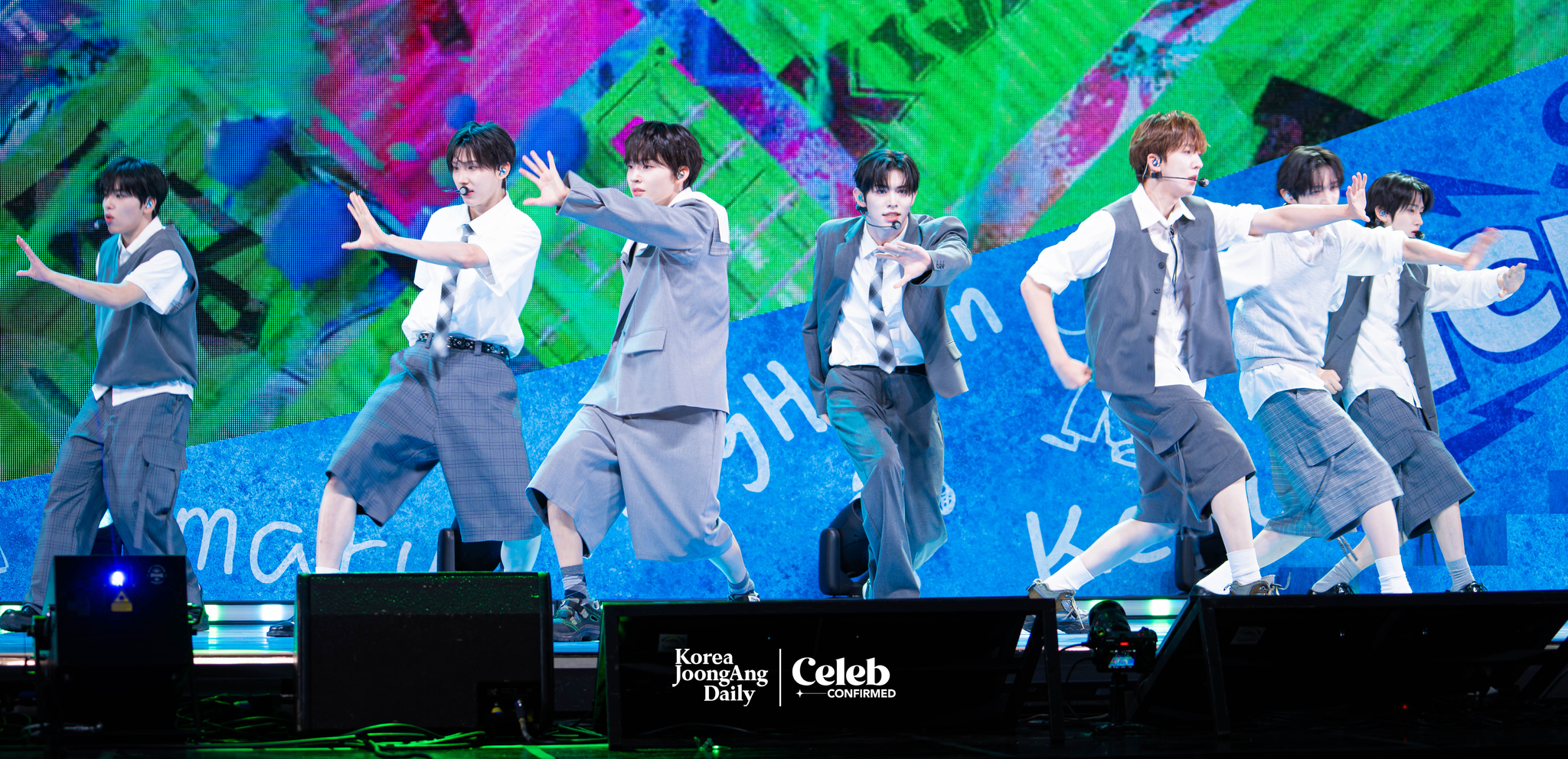 Boy band KickFlip performs lead track “Freeze” during a showcase for the release of its second EP, “Kick Out, Flip Now!” at Yes24 Live Hall in eastern Seoul on May 26. [DANIELA GONZALEZ PEREZ]