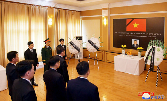 North Korean officials are seen paying respects to former Vietnamese President Tran Duc Luong at the Vietnamese Embassy in Pyongyang on May 26. [YONHAP] 