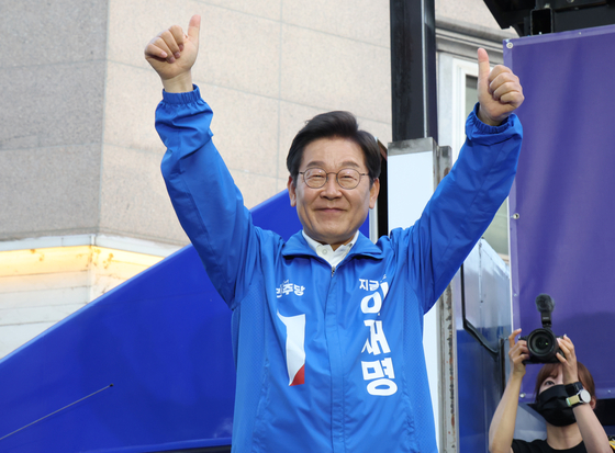 Democratic Party presidential candidate Lee Jae-myung waves to supporters during a campaign rally in Cheonan, South Chungcheong on May 25. [JOONGANG ILBO]