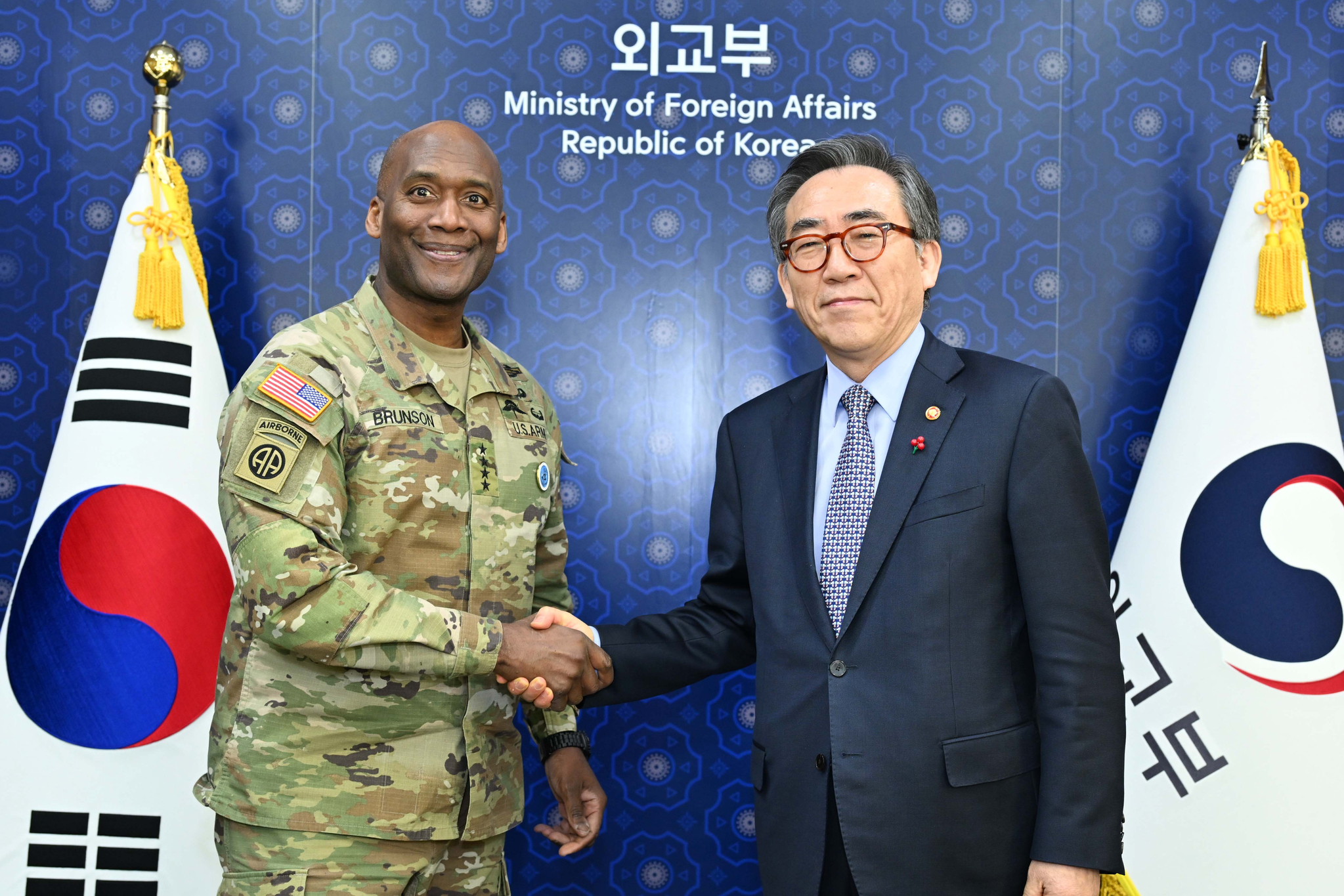 South Korean Foreign Minister Cho Tae-yul, right, shaking hands with U.S. General Xavier Brunson, the new commander of U.S. Forces Korea, during their meeting at the government complex in Seoul on Jan. 23. [EPA/YONHAP]