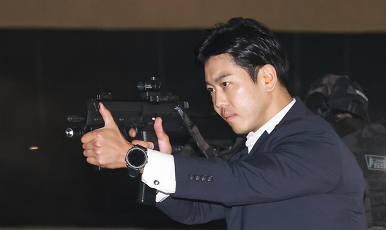 A Presidential Security Service agent demonstrates a shooting in a security demonstration event at the Presidential Security Training Center in Gangseo District, western Seoul, on May 27. [JOINT PRESS CORPS]