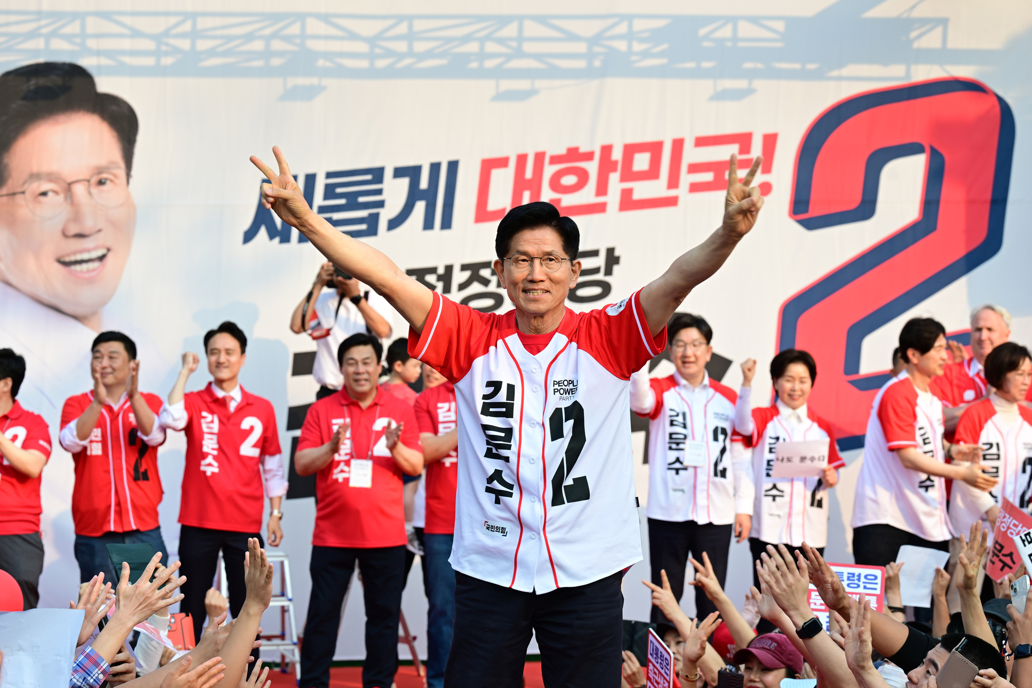 Conservative People Power Party candidate Kim Moon-soo, center, campaigns in Dobong District, northern Seoul, on May 26. [LIM HYUN-DONG]