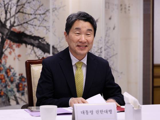 Acting President and Education Minister Lee Ju-ho speaks during a meeting at Government Complex Seoul in central Seoul on May 19. [NEWS1] 