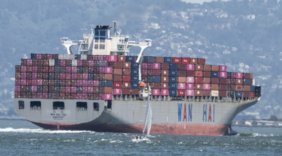 A container ship, the Wan Hai 723, sailing under the flag of Singapore sails into the Port of Oakland in San Francisco Bay in San Francisco on May 5. [YONHAP] 