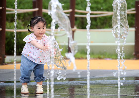 A child plays in a park in Daegu on May 20. [NEWS1]