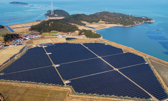 A massive solar panel complex in South Jeolla. [JOONGANG ILBO]