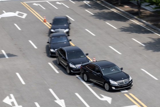 A convoy runs a driving drill during a security demonstration event at the Presidential Security Training Center in Gangseo District, western Seoul, on May 27. [JOINT PRESS CORPS]