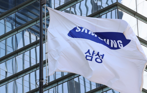 A flag with the Samsung logo flutters in the wind outside Samsung Electronics' offices in Seocho District, southern Seoul, on April 30. [NEWS1] 