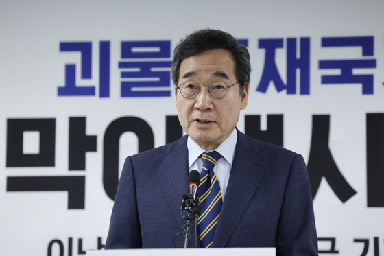Former Prime Minister Lee Nak-yon, senior adviser to the New Future Democratic Party, expresses his support for People Power Party presidential candidate Kim Moon-soo at a news conference in Yeouido, western Seoul, on May 27. [NEWS1] 