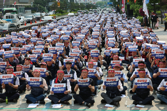 Seoul city bus union members chant slogans during a rally in front of the Korea Transportation Workers’ Union building in Songpa District, southern Seoul, on May 26. The demonstration was held to express solidarity among bus workers and demand better labor conditions ahead of a planned general strike. [NEWS1]
