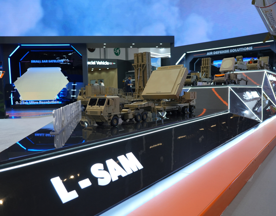 Hanwha Systems' L-SAM system model displayed at a defense exhibition in the United Arab Emirates on Feb. 17. [HANWHA SYSTEMS]  