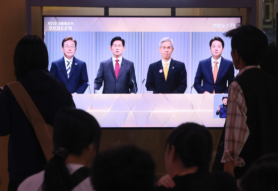 Viewers at Seoul Station watch the second televised debate between presidential candidates running for Korea's 21st presidential election. [YONHAP] 