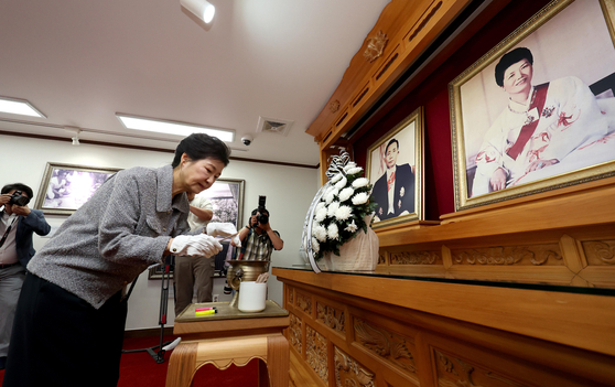 Former President Park Geun-hye pays tribute at the birthplace of her father, late President Park Chung Hee, in Gumi, North Gyeongsang, on May 27. [YONHAP] 