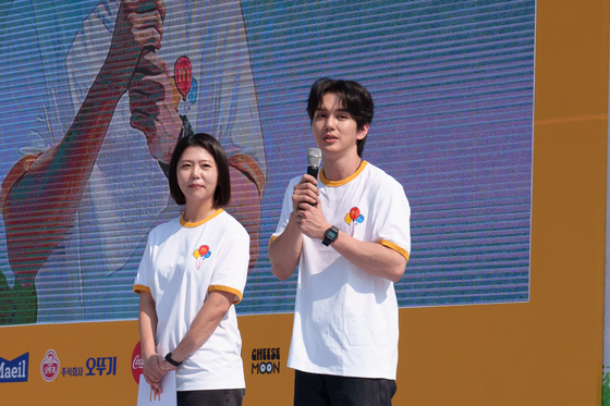 McDonald's Korea Managing Director Kim Ki-won, left, and actor Yoo Seung-ho at the McDonald's Happy Walk festival on May 25, 2025, at World Cup Park in Mapo District, western Seoul [CHO YONG-JUN]