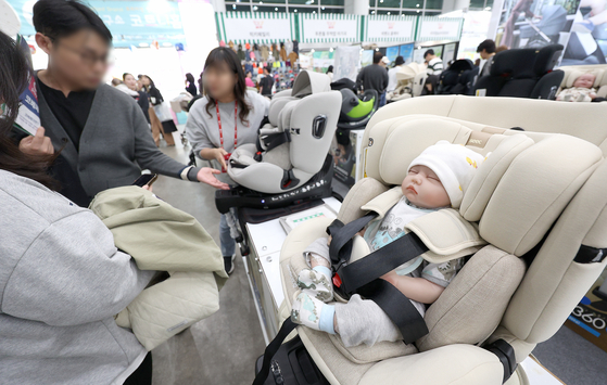 Visitors examine childcare products at the 42nd Daegu Baby & Kids Fair at Exco in Buk District, Daegu, on Nov. 7, 2024. [YONHAP] 
