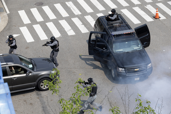 Presidential Security Service agents participate in a security demonstration event at the Presidential Security Training Center in Gangseo District, western Seoul, on May 27. [JOINT PRESS CORPS]