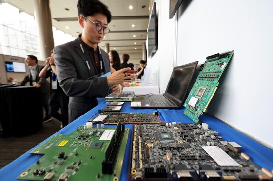 A company representative talks to participants about the firm's semiconductor chip ahead of the Samsung Foundry Forum and Samsung Advanced Foundry Ecosystem Forum 2024 held at Coex in Gangnam District, southern Seoul, on July 9, 2024. [NEWS1] 