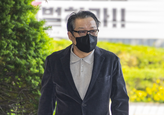 Shaman Jeon Seong-bae, also known as ″Geon Jin,″ attends a trial at the Seoul Southen District Court in Yangcheon District, western Seoul on May 12. [YONHAP] 