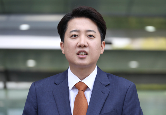 Lee Jun-seok, presidential candidate of the Reform Party, holds a press conference in front of the National Assembly Communication Center in Yeouido, western Seoul, on May 27. [JOONGANG ILBO]
