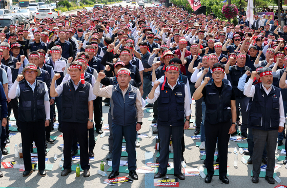 The Seoul city bus union chant slogans during a rally in front of the Korea Transportation Workers’ Union building in Songpa District, southern Seoul, on May 26. The demonstration was held to express solidarity among bus workers and demand better labor conditions ahead of a planned general strike. [NEWS1] 