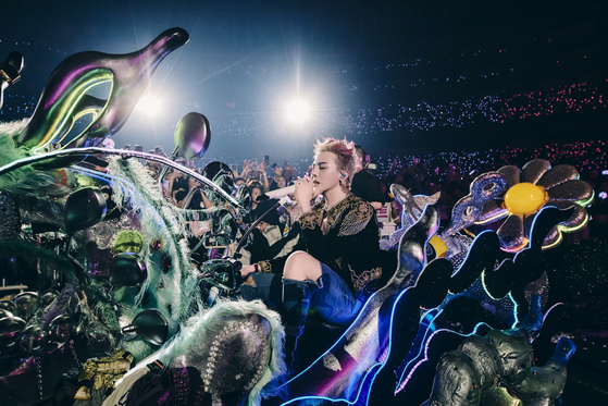 Singer G-Dragon performs during his 'Übermensch' world tour at the Kyocera Dome Osaka in Japan on May 25. [GALAXY CORPORATION]