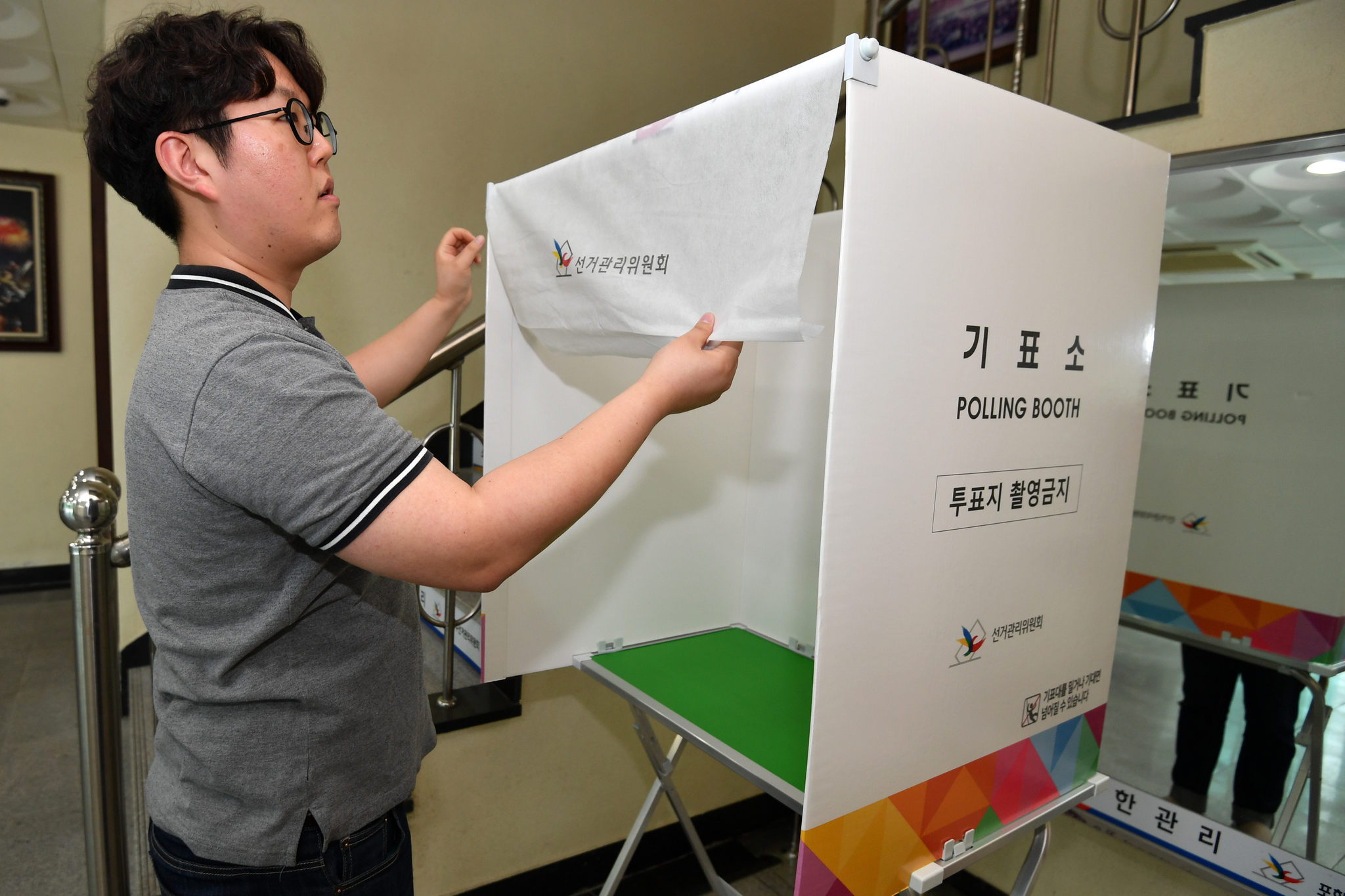 An election worker inspects a polling booth that will be used for early voting later this week in Pohang, North Gyeongsang, on May 27. [NEWS1]