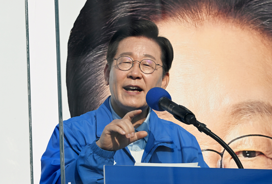 Democratic Party presidential candidate Lee Jae-myung delivers a speech during a campaign rally in Namyangju, Gyeonggi, on May 26. [JOONGANG ILBO]