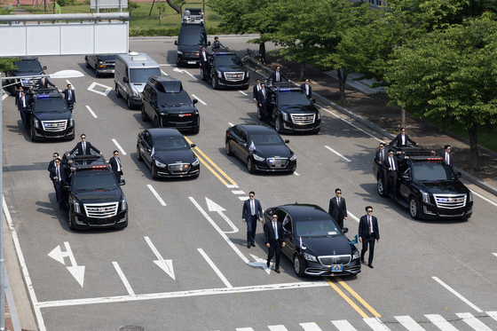 A motorcade simulates movement during a security demonstration event at the Presidential Security Training Center in Gangseo District, western Seoul, on May 27. [JOINT PRESS CORPS]