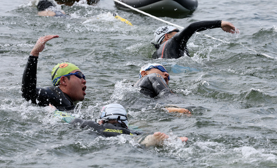 Seoul Mayor Oh Se-hoon swims with other participants across the Han River as part of the 1st My PACE Hangang Triathlon Festival on June 1, 2024. [NEWS1]