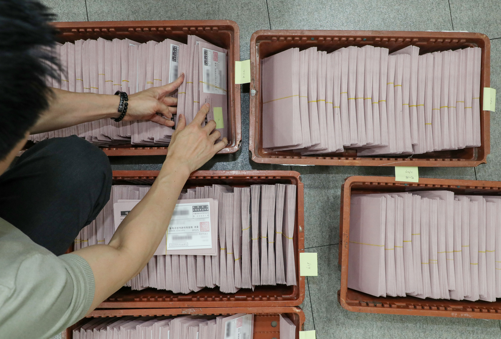 Overseas ballots for the presidential election arrive at Incheon International Airport on May 27, a week ahead of the Election Day. [JOINT PRESS CORPS]