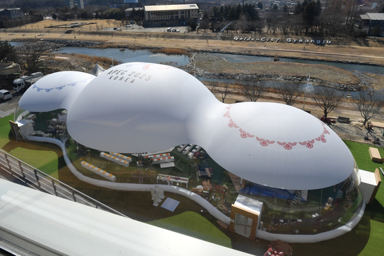 Outdoor booths showcasing traditional Korean culture, including hanbok (traditional Korean dress), are set up near the APEC Senior Officials’ Meeting venue at the Bomun Complex in Gyeongju, North Gyeongsang, on Feb. 23. [NEWS1] 