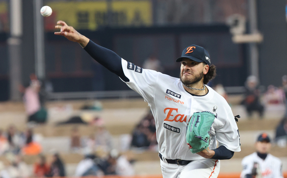 Hanwha Eagles pitcher Cody Ponce lets the ball fly during the KBO game against the Lotte Giants at Daejeon Hanwha Life Ballpark in Daejeon on April 3. [NEWS1] 