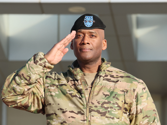 U.S. Gen. Xavier Brunson, the new commander of U.S. Forces Korea, gives a salute as he attends a ceremony with Adm. Kim Myung-soo, chairman of the South Korean Joint Chiefs of Staff, at the defense ministry in Seoul on Jan. 9, 2025, to welcome the U.S. leader, who also leads the Korea-U.S. Combined Forces Command. [YONHAP]