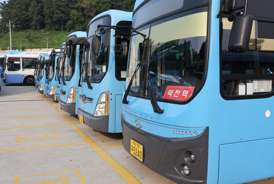 Buses sit parked at the Yeonje Public Bus Depot in Busan on May 28 as city buses in the region go on full strike following a breakdown in labor negotiations. [JOONGANG ILBO]