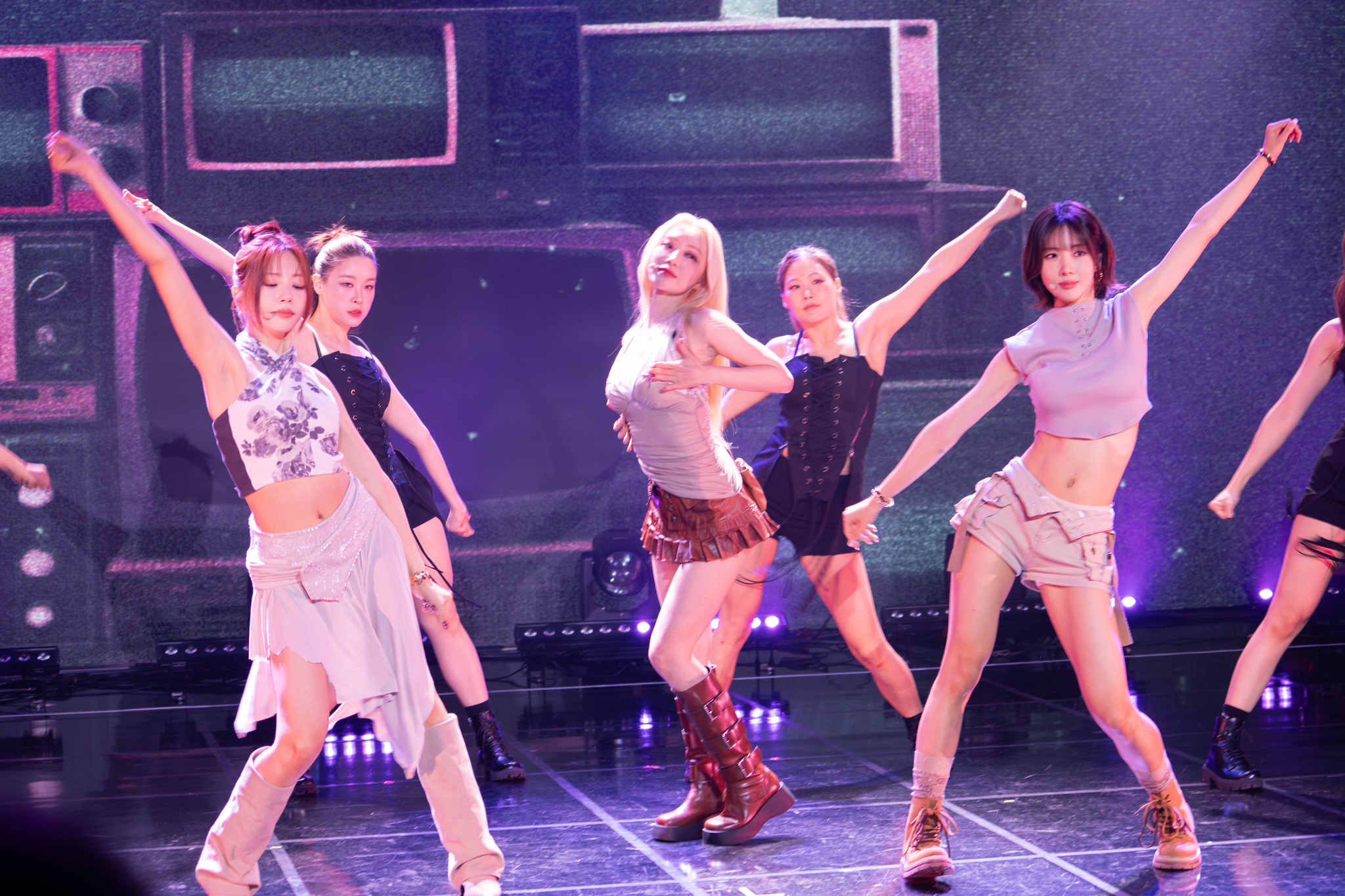 UAU, girl group Dreamcatcher's first subunit, performs during a press showcase held at the Ilchi Art Hall in southern Seoul on May 28 for its first EP “Playlist #You Are You.″ [DANIELA GONZALEZ PEREZ] 