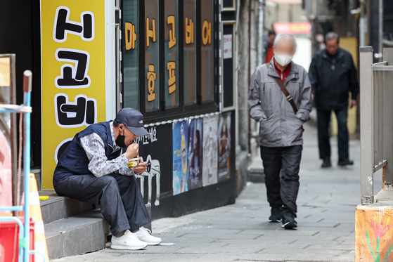 Korea recorded the highest relative poverty rate among the retirement-age population — aged 66 and older — among the 38 member countries of the Organisation for Economic Cooperation and Development. An older adult is seen eating instant porridge in an alley near Tapgol Park in Jongno District, Seoul. [NEWS1]