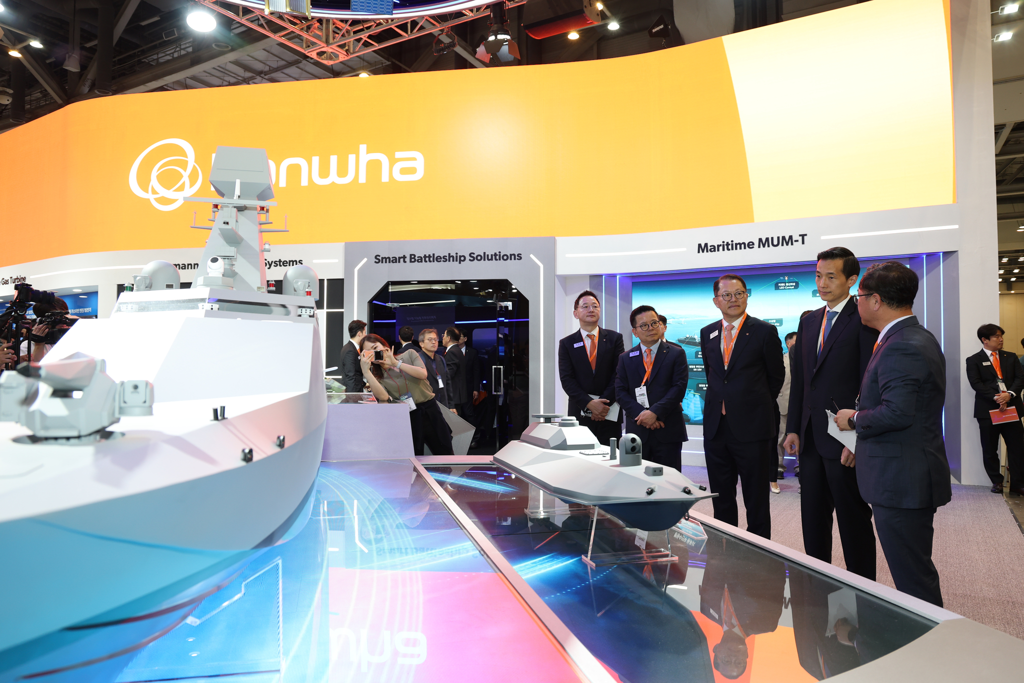 Hanwha Group Vice Chairman Kim Dong-kwan, second from right, tours the company’s exhibition booth at Madex 2025, Korea’s largest maritime defense exhibition, hosted at Bexco in Busan on May 28. [HANWHA]