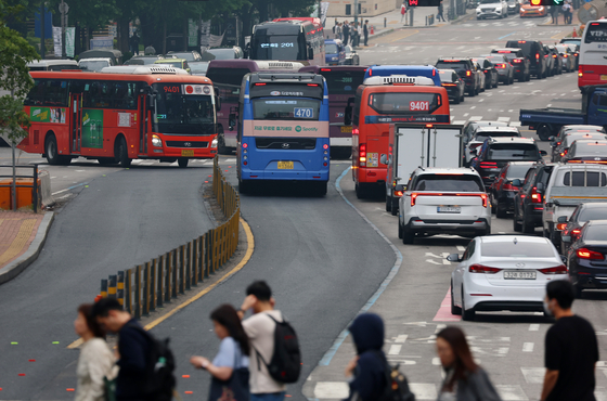 Buses are seen passing over a street in Jung District, central Seoul on May 28, after the Seoul bus union postponed a scheduled strike the same day. [YONHAP] 